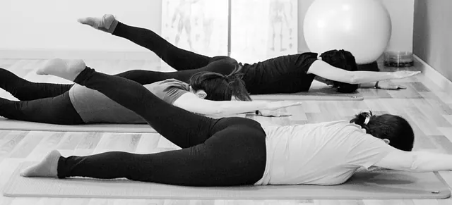 personas haciendo pilates